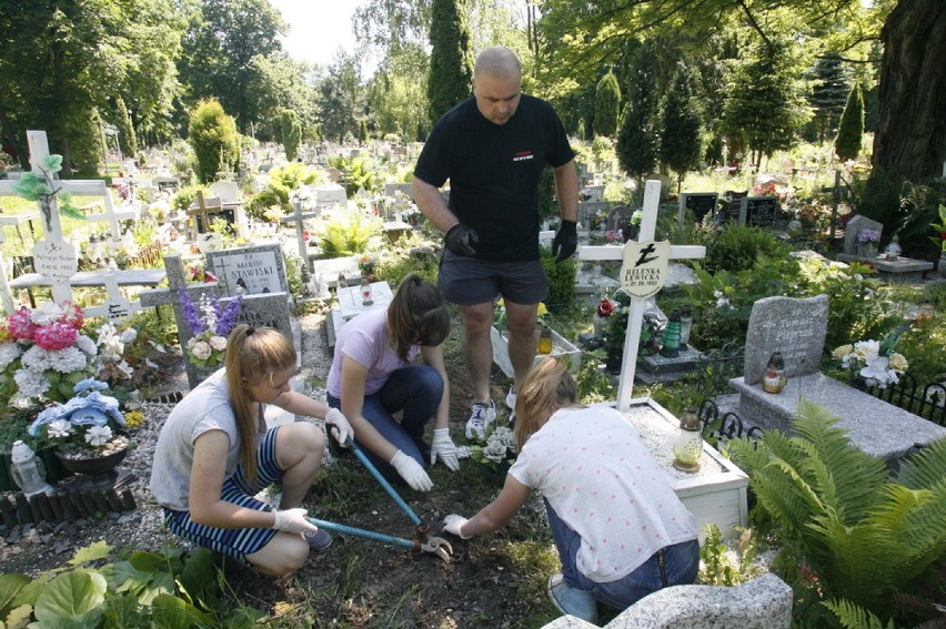 Odnawiają zapomniane groby w Legnicy