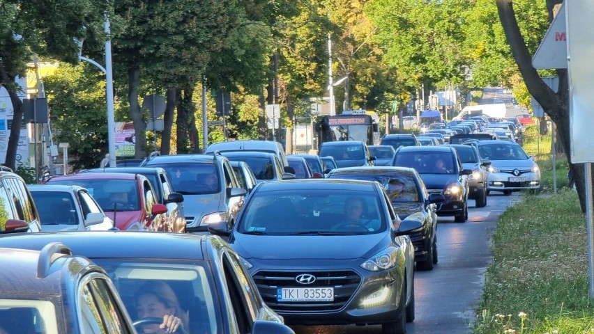 Centrum Kielc sparaliżowane! Wszędzie ogromne korki. Znamy przyczyny. Zobacz zdjęcia