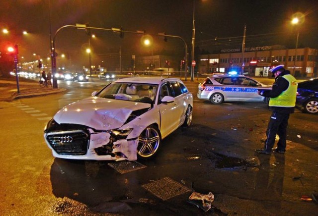 Do wypadku doszło w piątek, 26 lutego, ok. 18:00
Źródło:Ford zderzył się z audi na skrzyżowaniu Piłudskiego i Niciarnianej [ZDJĘCIA]