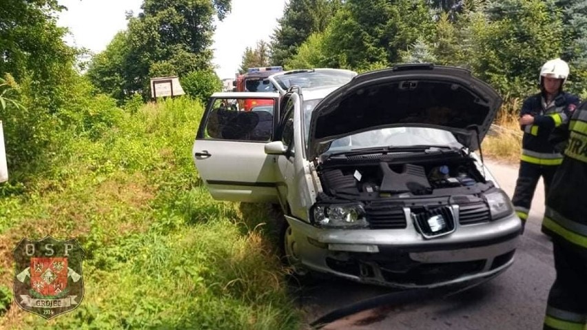 Doszło tu do czołowego zderzenia dwóch osobówek