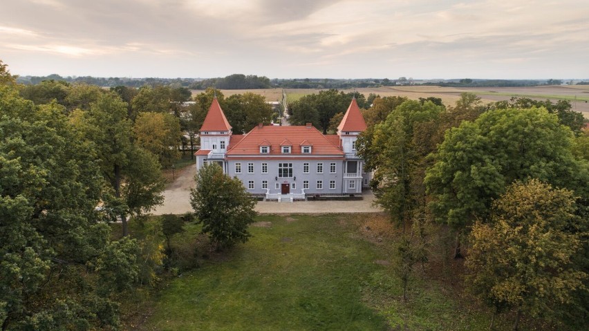 W południowo-zachodniej części wsi wznosi się klasycystyczny...