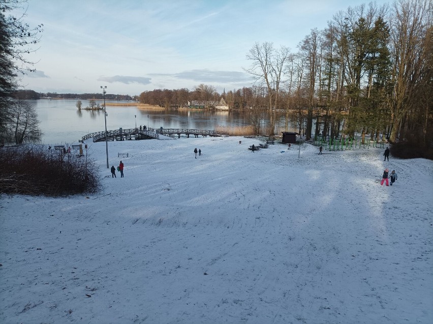 Niebezpiecznie na sankach w Szczecinku. OSiR reaguje [zdjęcia]