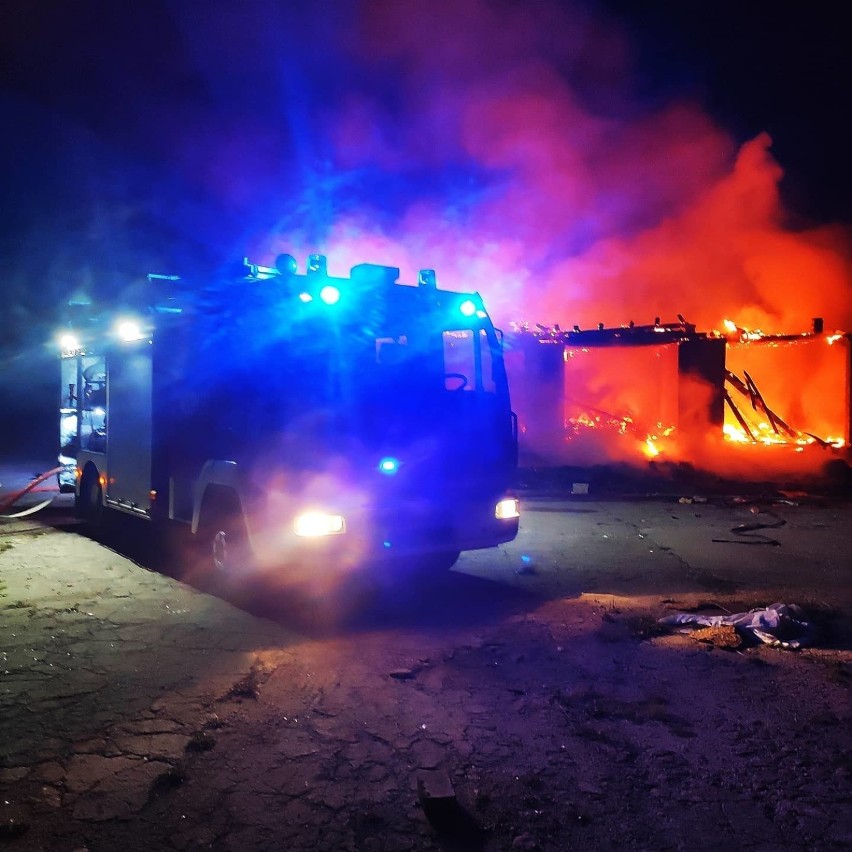 Strażacy w akcji. Duży pożar dawnej Klinkierni w Nowogrodźcu [ZDJĘCIA]