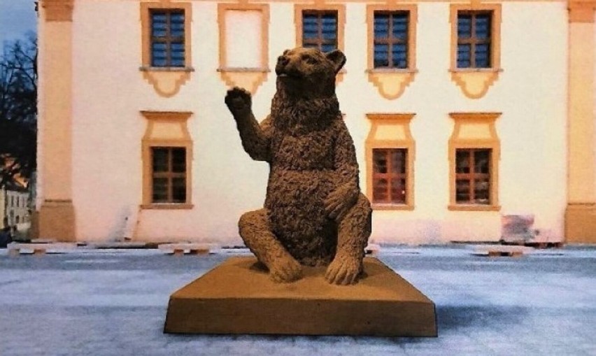 Rawicz. Co z pomnikiem niedźwiedzia i makietą miasta na rynku? Rzeźba przejdzie modyfikacje. Niedźwiedzica nie będzie sama 