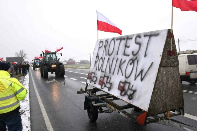 Rolnicy protestujący m. in. przeciwko "zielonemu ładowi" zablokowali drogę krajową numer 52 pod Złotnikami Kujawskimi (od strony Bydgoszczy). Protest potrwa tam do niedzieli, 11 lutego. Kilkadziesiąt traktorów przejechało też głównymi ulicami Inowrocławia znacznie spowalniając tam ruch