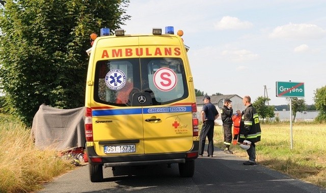 Śmierć na drodze Grzybno - Szołdry. Akcja ratownicza pogotowia ratunkowego i Lotniczego Pogotowia Ratunkowego oraz strażaków z OSP Żabno,  Brodnica i PSP Śrem