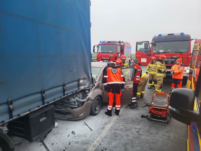 Wypadek na S-8! Auto osobowe wjechało pod ciężarówkę, paliło się