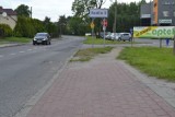 Ulica Radlińska w Wodzisławiu: do apteki chodnikiem, a później ścieżką