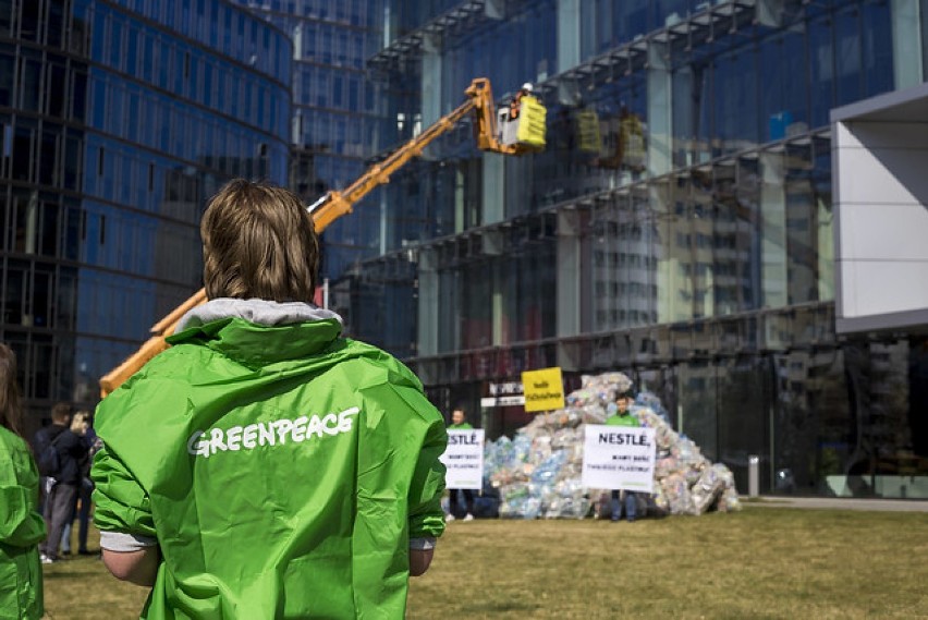 Greenpeace Polska. Aktywiści wysypali pod warszawską...