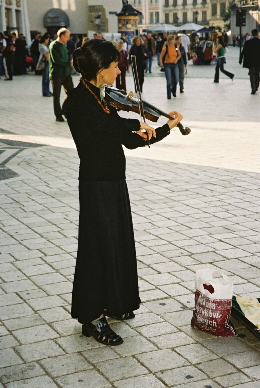 Skrzypaczka na ulicy , z serii "muzycy uliczni" autorstwa...
