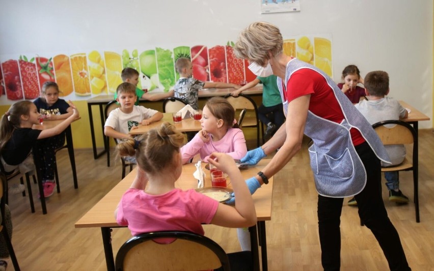 Eksperci przypominają, że z możliwości zaszczepienia osób...