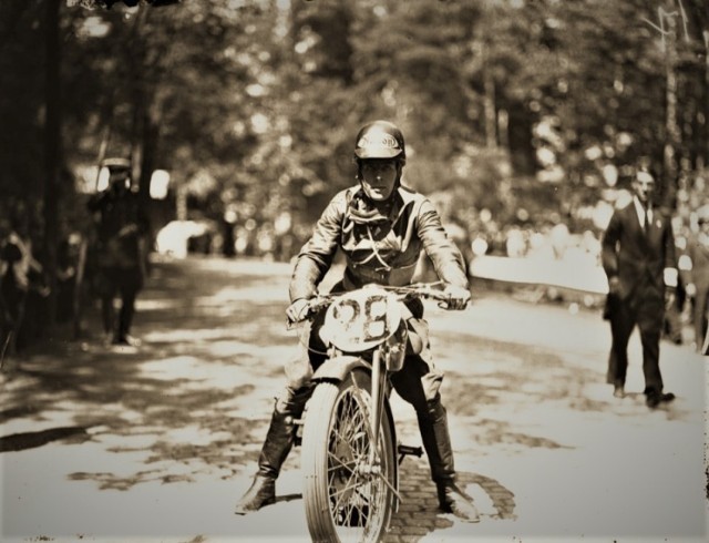 Hrabia Albrecht von Alvensleben z Ostromecka, członek Klubu Motocyklistów Bydgoszcz podczas wyścigów szosowych o Grand Prix w Katowicach w 1931 roku.