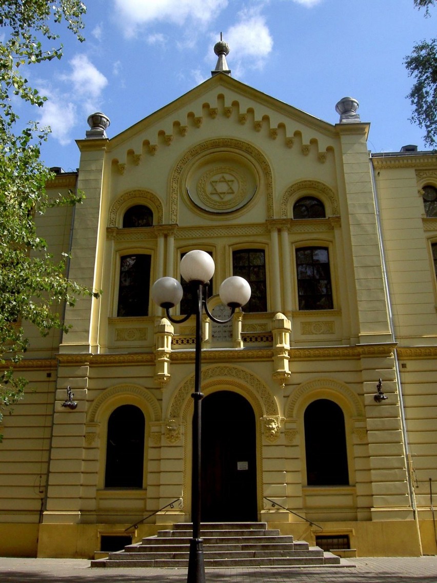 Jest to jedyna ocalała przedwojenna synagoga w Warszawie....