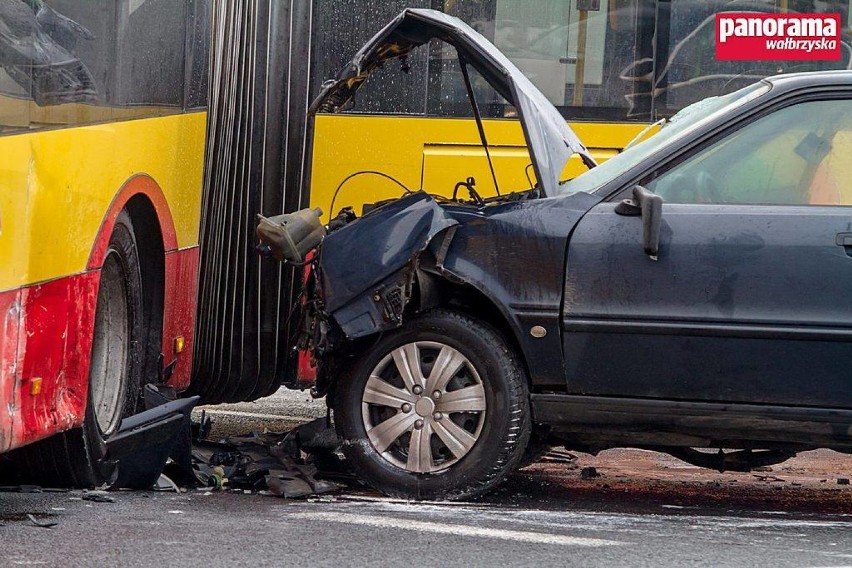 Wałbrzych: Wypadek autobusu na ul. Uczniowskiej [AKTUALIZACJA]