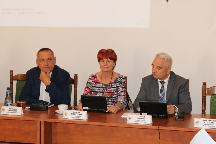 Zarząd Powiatu Kaliskiego otrzymał absolutorium i wotum zaufania za 2021 rok. ZDJĘCIA