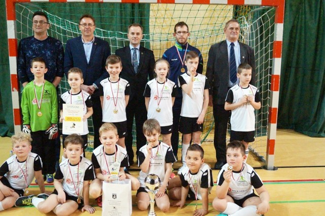 Najlepsi żacy turnieju - Szkółka Piłkarska CSiR wraz z trenerem i gośćmi zawodów.