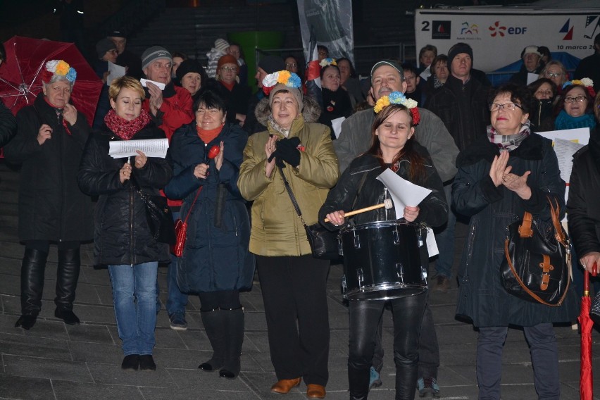Strajk kobiet 8 marca w Rybniku! Kobiety manifestowały przed bazyliką i na rynku