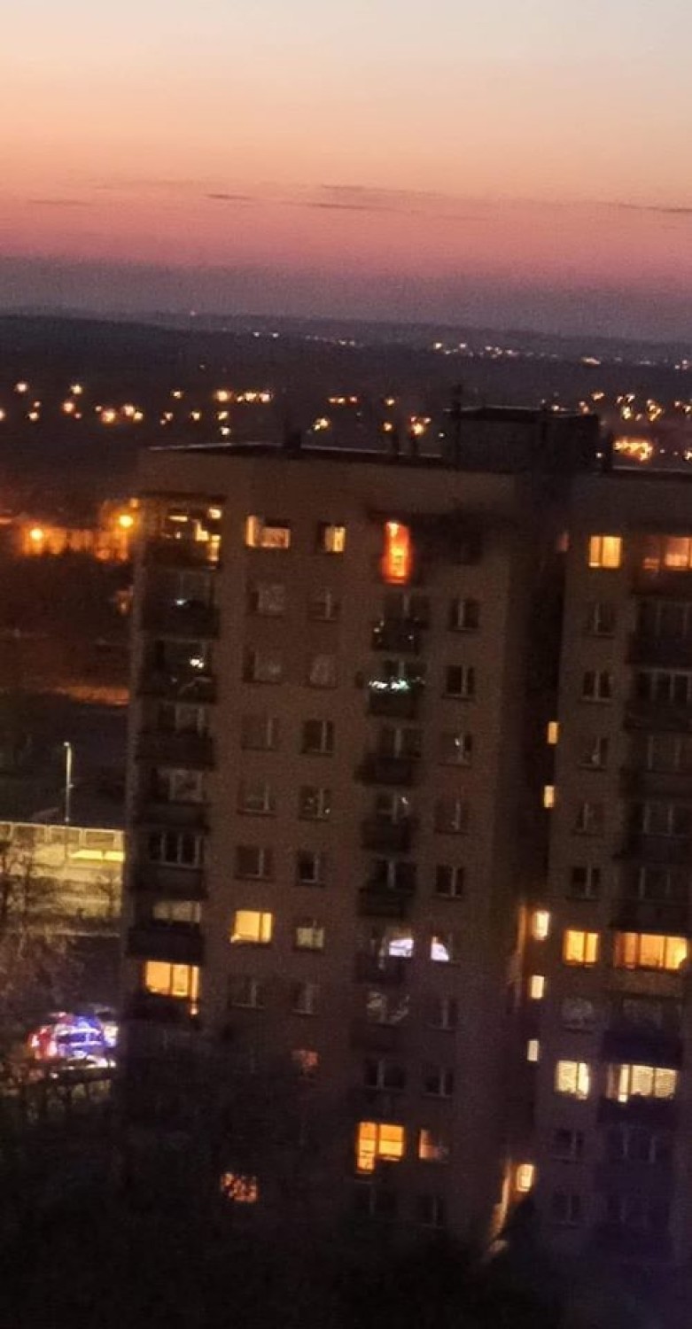 Pożar w Dąbrowie Górniczej. W bloku przy ul. Morcinka spłonęło mieszkanie na 10. piętrze