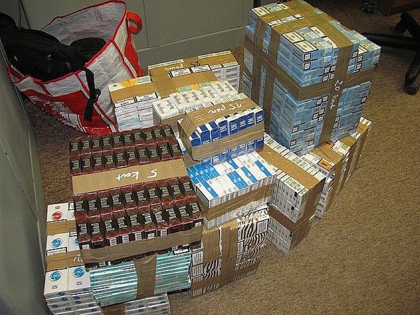 Policjanci znaleźli przemyt papierosów ukryty w aucie