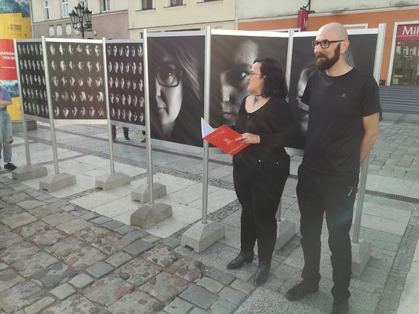 Wystawa zdjęć Jakuba Seydaka na Głównym Rynku w Kaliszu