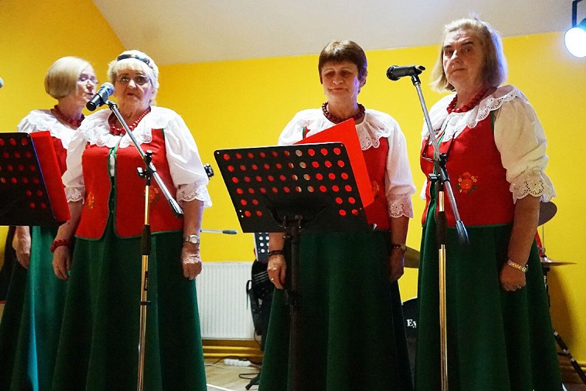 Biesiada Sąsiedzka w Jaśkowicach Legnickich, zagrały trzy zespoły folklorystyczne
