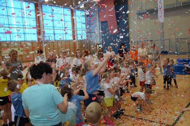 W miniony piątek w hali OSiR w Janikowie dzieci po raz trzecie wzięły udział w Spartakiadzie Przedszkolaka. W związku z setną rocznicą odzyskania przez Polskę niepodległości, spartakiada odbyła się pod hasłem "Dla Niepodległej".

- Tegoroczna spartakiada to podziękowanie dzieci za możliwość życia w wolnym kraju. Niech te zawody sprawią nam wszystkim, zarówno małym i dużym, wiele radości. Rywalizujcie na miarę swoich możliwości, cieszcie się nawet najmniejszym sukcesem bo najważniejsze jest to, że możemy być razem tu i teraz w Polsce - powiedziałą w trakcie otwarcia imprezy Magdalena Kalka, dyrektor Przedszkola Publicznego Nr 1 w Janikowie.

Udział w zawodach brały przedszkolaki z całej gminy Janikowo. Zawody honorowym patronatem objął burmistrz Janikowo  Andrzej Brzeziński. 

Imprezę zorganizowało Przedszkole Publiczne nr 1 w Janikowie oraz Ośrodek Sportu i Rekreacji w Janikowie.


Flash Info, odcinek 8 - najważniejsze informacje z Kujaw i Pomorza

