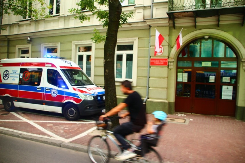 Karetka przed komisariatem w centrum Kielc. Co się stało? Zobacz zdjęcia 