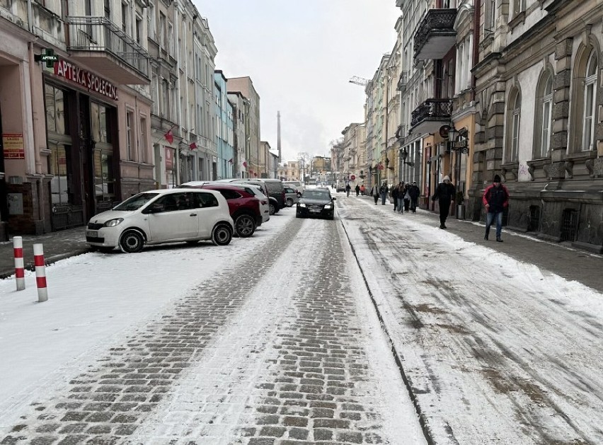 Śnieg i pośniegowe błoto na chodnikach trzeba posprzątać. Kto to zrobi w Lesznie?