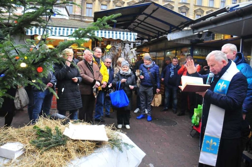 Kraków. Na Starym Kleparzu rozdano paczki dla ubogich [ZDJĘCIA]