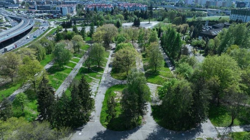 Ta zadrzewiona część terenu po motelu Krak ma docelowo...