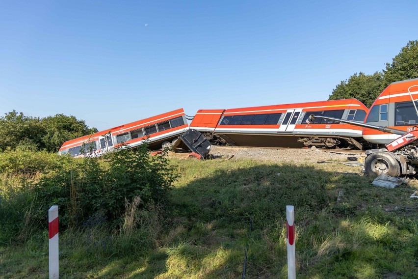 Wykolejenie pociągu po zderzeniu z tirem