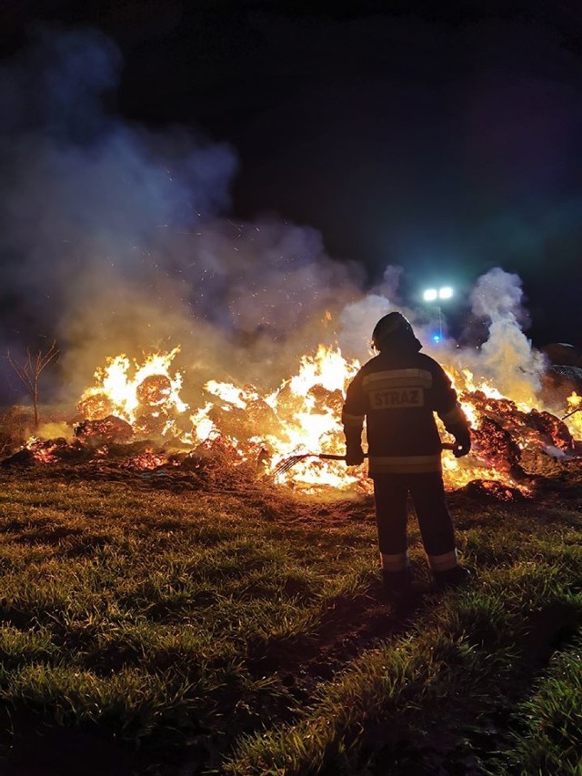 Pracowita noc strażaków. Kolejny pożar słomy w Gaju
