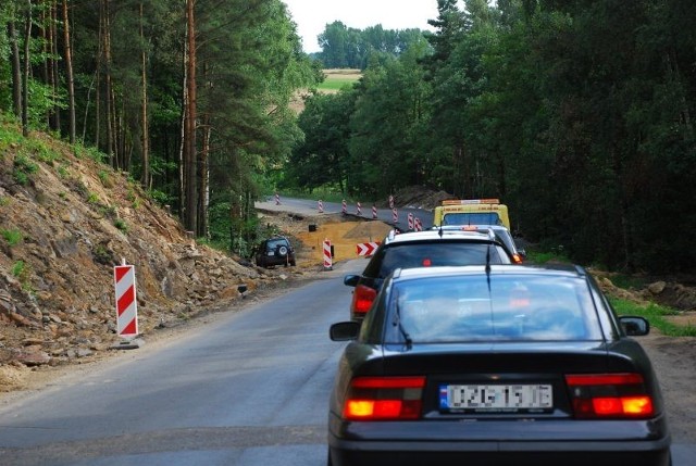 Na drodze 352 coraz więcej jest dobrych odcinków z nową nawierzchnią, ale mnóstwo jest też utrudnień, m.in. mijanek.