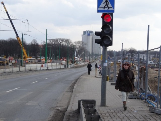 Trwają prace przy budowie dróg dojazdowych do przyszłej galerii handlowej Poznań City Center i na budowie samego centrum