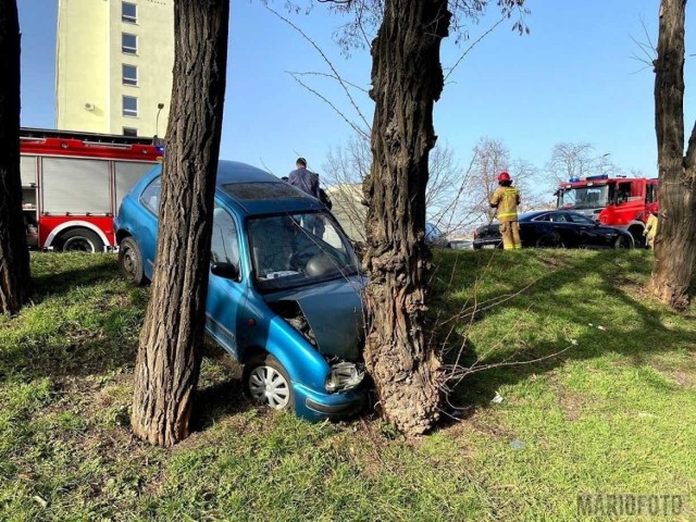 Wypadek na ul. Nysy Łużyckiej w Opolu. Nissan zderzył się z jaguarem, wypadł z jezdni i uderzył w drzewo.