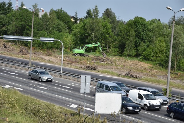 Tak po wycince drzew przy drodze wygląda obecnie popularne skrzyżowanie przy Makro w Sosnowcu (DK94)