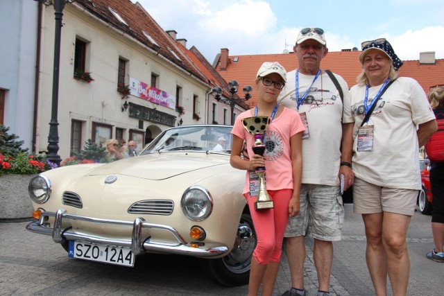 Tomasz Pawlukiewicz razem z rodziną oraz Volkswagen Kamann Ghia z roku 1969.
Pan Tomasz sprowadził ten samochód z USA 6 lat temu. Od tego czasu ciągle trwały prace renowacyjne, ponieważ pojazd był odtwarzany praktycznie od zera, biorąc pod uwagę chociażby stan lakieru. W swojej kolekcji klasyków Pan Tomasz ma również 3 inne samochody.