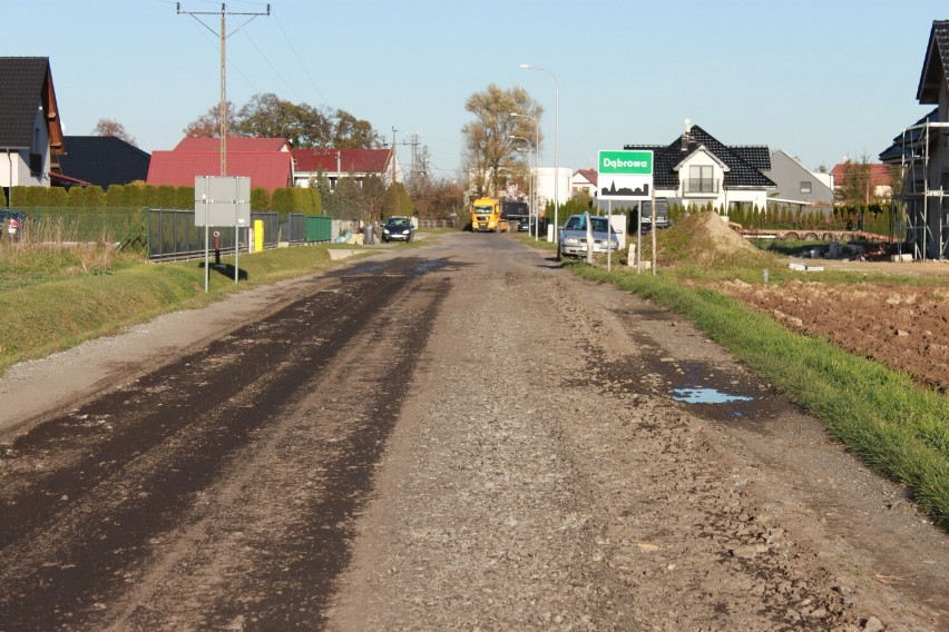 Zniszczona droga w Dąbrowie pod Oleśnicą zyska nowy blask. Trwa remont nawierzchni