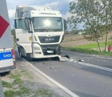 Wypadek w Oświęcimiu. Na ul. Fabrycznej w ciągu drogi 44 zderzyły dwie ciężarówki i samochód osobowy. Utrudnienia w ruchu. Zdjęcia