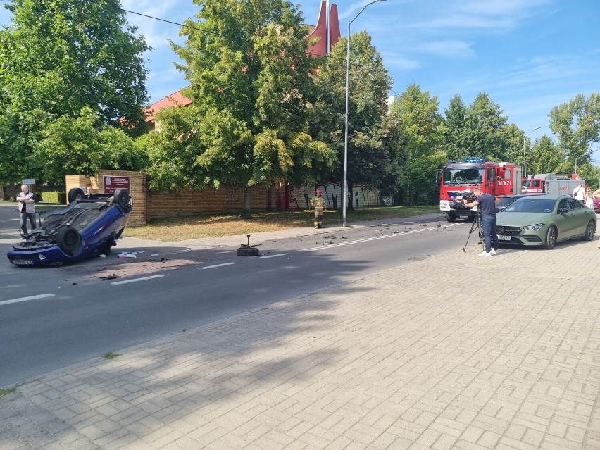 Kraksa i dachowanie w Szczecinie. Trzy osoby trafiły do szpitala [ZDJĘCIA]