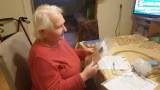 Koło Gospodyń Wiejskich w Skowarczu pomaga seniorom dostarczając im pakiety kreatywne |ZDJĘCIA