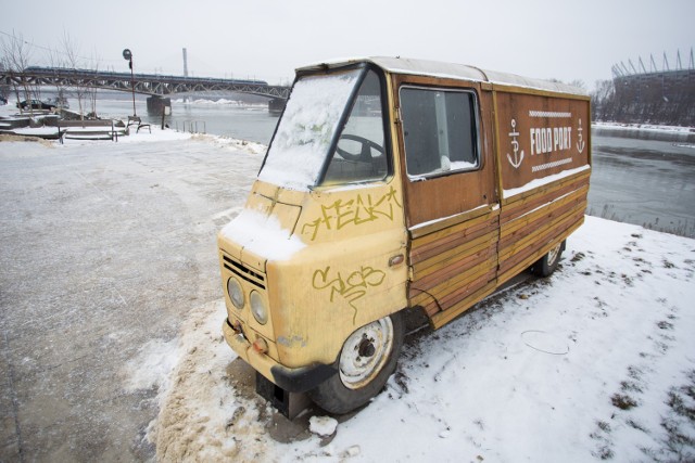 Pół Żuka przy moście Poniatowskiego. Znany food truck przekrojony na pół [ZDJĘCIA]