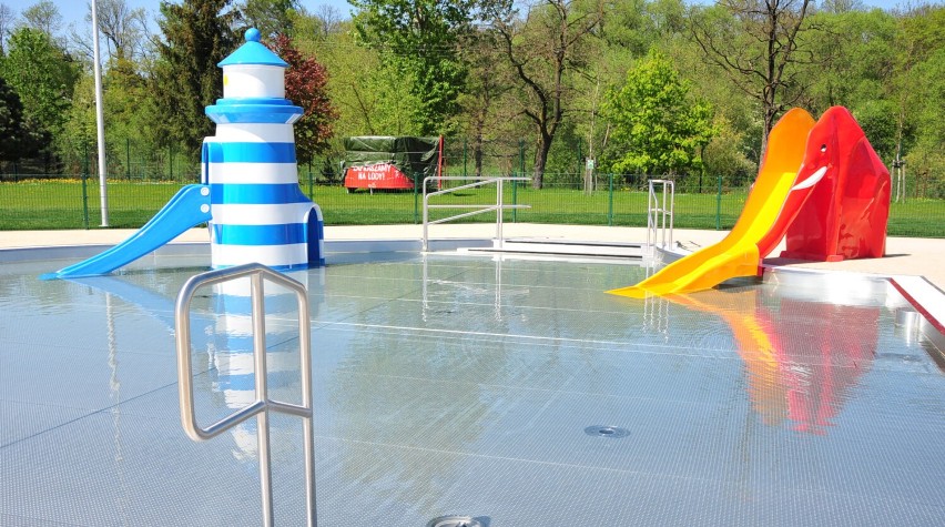Większa strefa dla dzieci na basenach MOSiR w Krośnie. Jest dodatkowy brodzik. Kiedy otwarcie kompleksu Bursaki? [ZDJĘCIA]