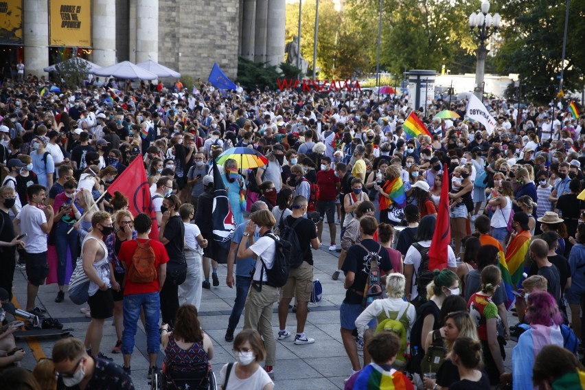 Protest przeciwko homofobii w Warszawie. Tłumy pyta: "Gdzie jest prezydent Trzaskowski?"