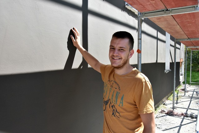 Piotr Wojna, prezes OSP w Łużnej wspólnie z kolegami przygotował ścianę, na której sądecki artysta namaluje mural