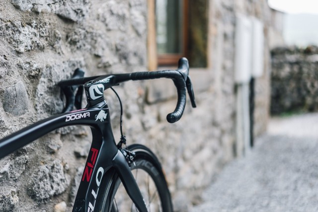 Pinarello Dogma F12 - na takim rowerze ścigają się Michał Kwiatkowski i Michał Gołaś w Team Ineos (dawniej Sky). To zupełnie nowa konstrukcja, dostosowana do oczekiwań zawodowców, ale dostępna także dla kolarzy amatorów. Warunek - głęboki portfel, bo to rower droższy od samochodu.

ZOBACZCIE ZDJĘCIA I OPIS MASZYNY SZYKOWANEJ NA TOUR DE FRANCE >>>