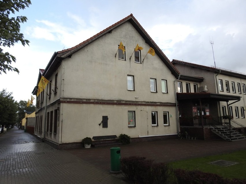 Flaga gminy Czempiń zawisła na budynku urzędu