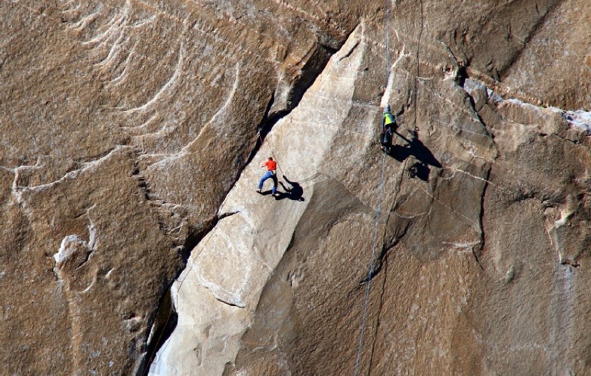 Tommy Caldwell i Kevin Jorgeson chcą zdobyć El Capitan używając tylko rąk i nóg. Zobacz zdjęcia 