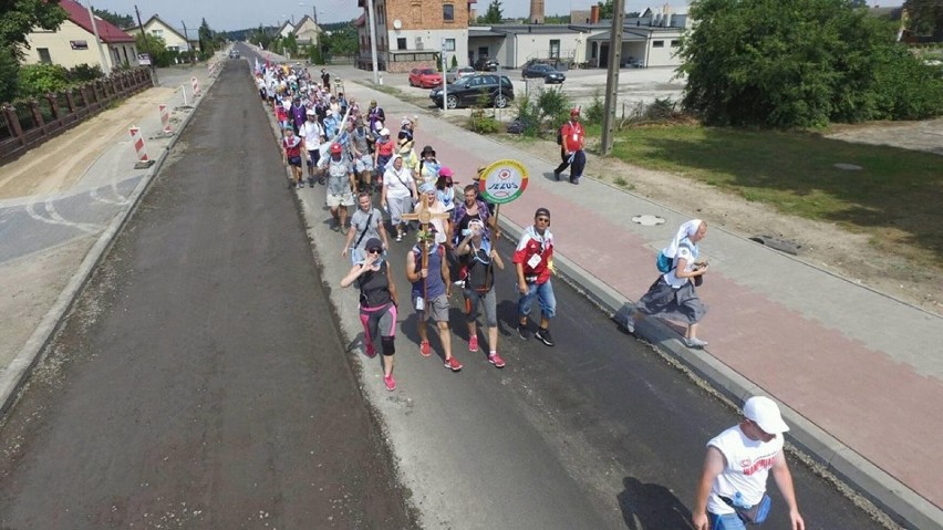 Podczas ewangelizacji młodzi ludzie zachęcają swoich...