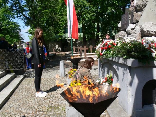 W drugiej części uroczystości  delegacje, także z sandomierskich szkół  złożyły wieńce, kwiaty oraz znicze przed pomnikiem 2. Pułku Piechoty Legionów i 4. Pułku Saperów w wojskowej części Cmentarza Katedralnego.